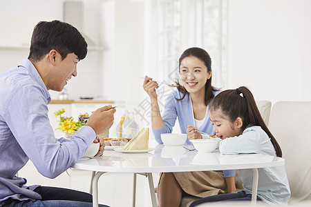 妈妈牵孩子一起吃早餐的一家三口背景