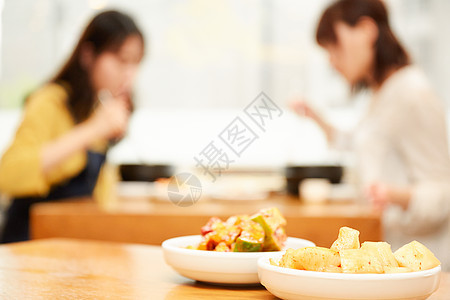 小姑娘旅游业旅途韩国女孩旅行韩国食品图片