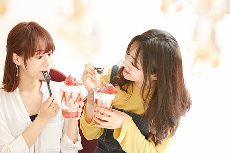 年轻少女和朋友在餐厅吃冷饮图片