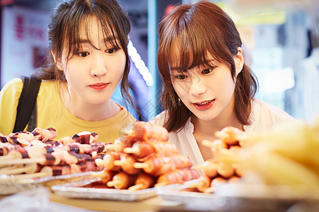 享受人类游览韩国女旅游街头食品图片