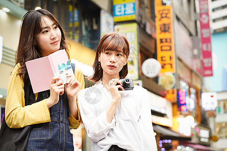 笑脸流行观光韩国女子之旅城市漫步图片