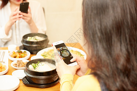 朋友吃流行的韩国女孩旅行韩国食品图片