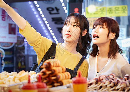 休息海外打碎韩国女旅游街头食品图片