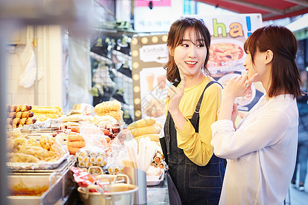双人游览二十几岁韩国女旅游街头食品图片