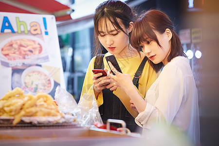 游览时髦苦恼韩国女旅游街头食品图片