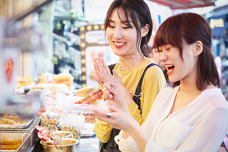 享受减肥好朋友韩国女旅游街头食品图片