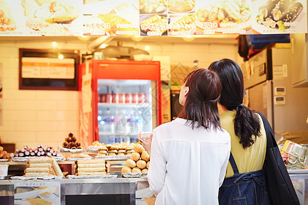 女闺蜜一起旅品尝美食图片