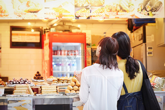 女闺蜜一起旅品尝美食图片