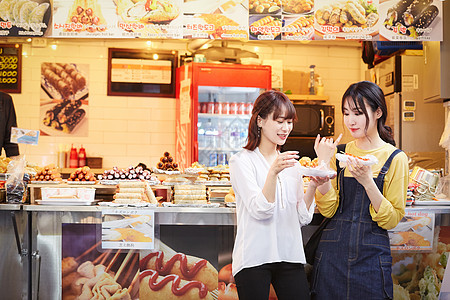 休息亲密喧闹韩国女旅游街头食品图片