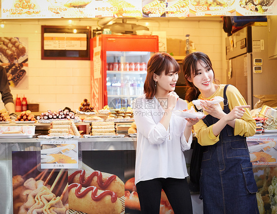 欢闹室内欢快韩国女旅游街头食品图片
