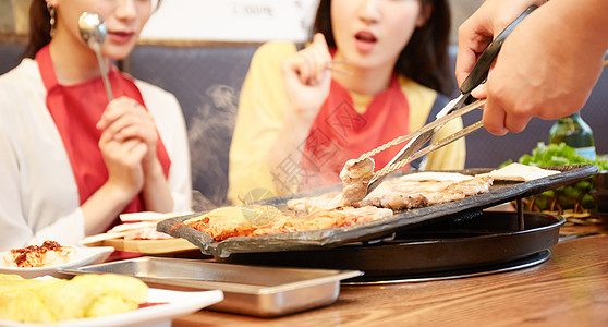 炙烤的韩国烧烤肉体韩国女孩旅行韩国食品图片