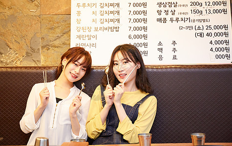 亚洲小姑娘海外韩国女孩旅行韩国食品图片