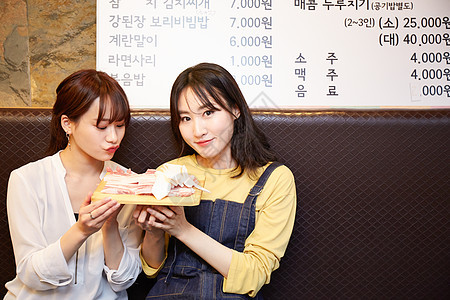 女旅途韩式烧烤韩国女孩旅行韩国食品图片