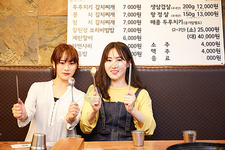 三样赛勺子室内韩国女孩旅行韩国食品图片