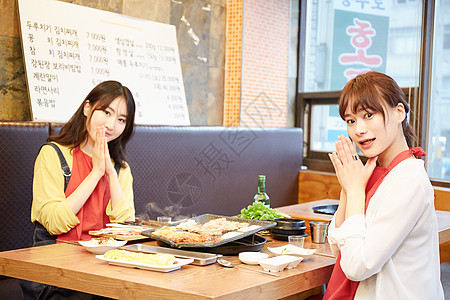 二十几岁减肥微笑韩国女孩旅行韩国食品高清图片
