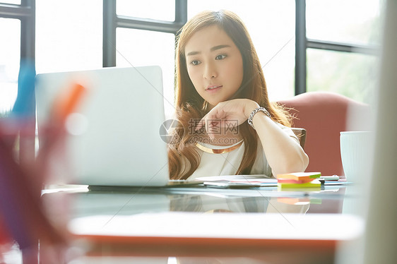 办公室女人在书桌上工作图片