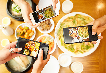 女人拍摄外国人韩国女孩旅行韩国食品图片