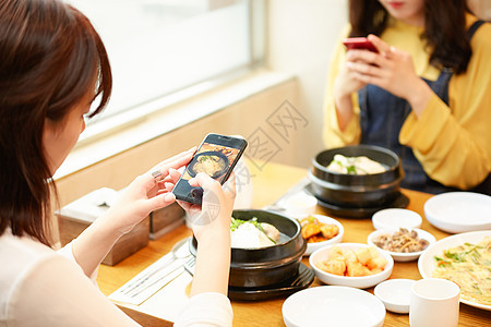 可爱人物白人韩国女孩旅行韩国食品图片