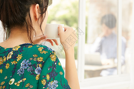 生机勃勃女人男女咖啡馆生活放松图片