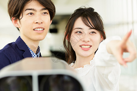 人类观看双筒望远镜男人和女人图片