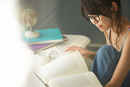 居家阅读的年轻女子图片