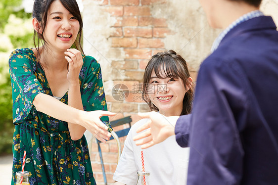 开心男女约会介绍图片