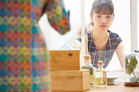 商店准备购物的女孩图片