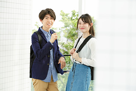校园里聊天攀谈的青年大学生图片素材
