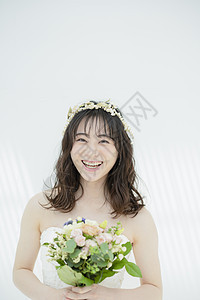 新娘拿着手捧花微笑图片