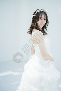 带花环的女生背影图片