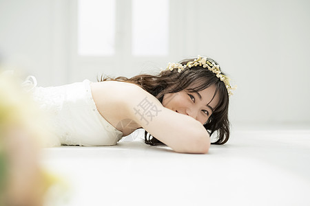 穿着婚纱趴在地上开心的新娘图片