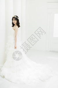 穿着洁白长裙戴着花环的新娘图片