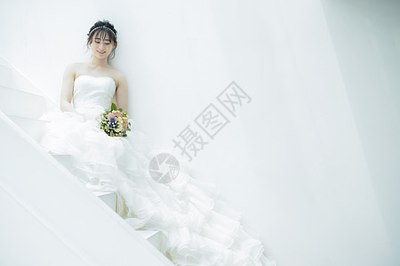 台阶上穿着婚纱的美女图片