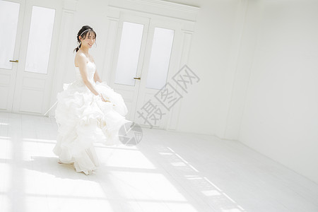 新娘提起婚纱的裙摆转圈图片