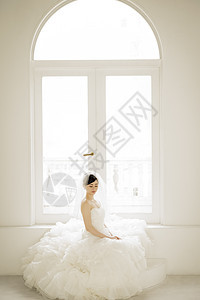 穿着婚纱坐着的新娘图片