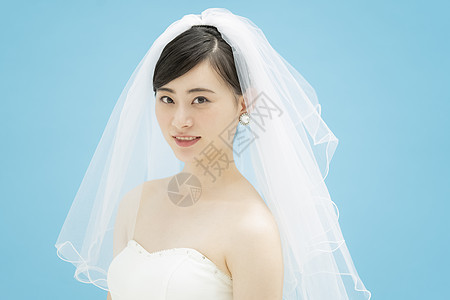 穿着婚纱佩戴头纱的新娘图片