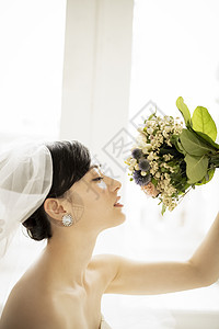 举起捧花闻的新娘图片