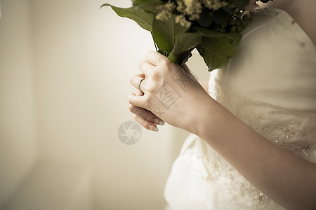 佩戴婚戒的新娘特写图片