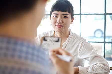 在咖啡馆休息的妇女图片