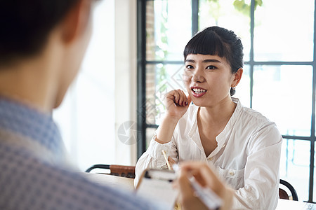 在咖啡馆进餐的女孩子图片