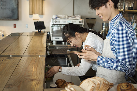 在一家咖啡馆工作的员工图片