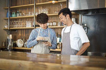 咖啡店店长指导员工工作图片