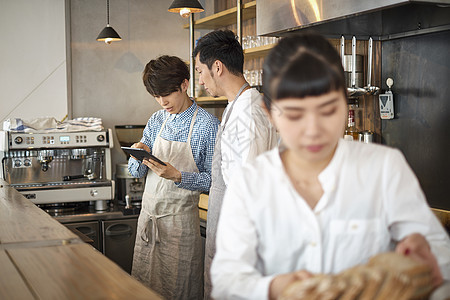 咖啡店店长给员工分配工作图片