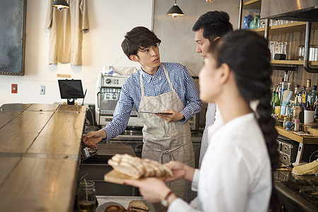 咖啡店店长给员工分配工作图片