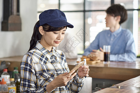 在一家咖啡馆工作的女孩图片