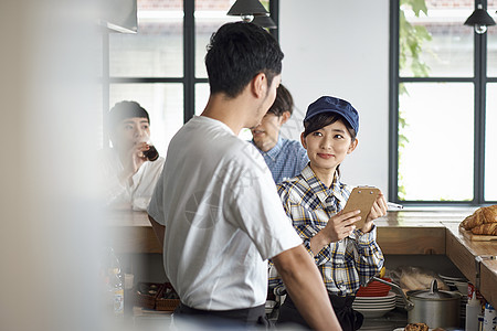 咖啡店里正在工作的店员图片