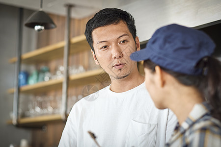 咖啡店里的老板在和店员交流图片