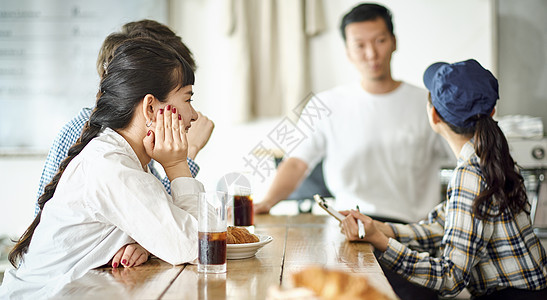 一对情侣在咖啡馆喝下午茶图片