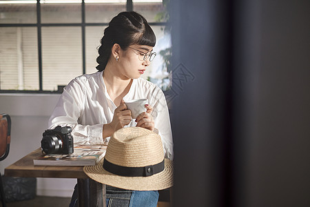 在咖啡馆喝下午茶的女子图片