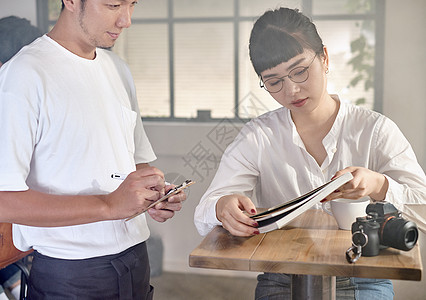 在咖啡馆喝下午茶的女子图片